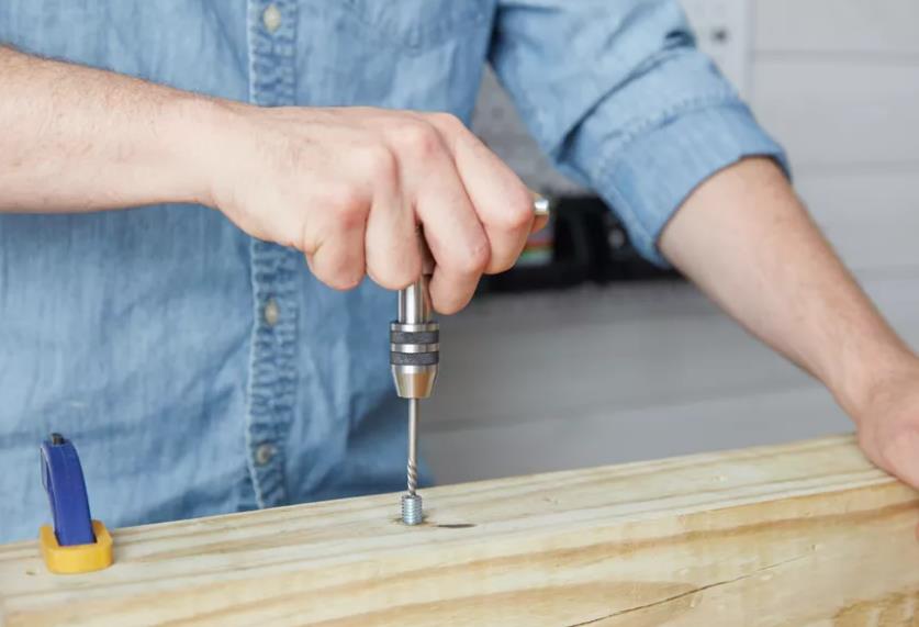 How to Remove a Damaged Screw or Bolt With a Screw Extractor